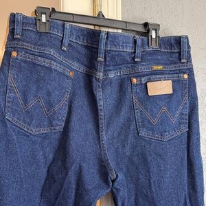 38 x 30 Wrangler Men's Deep Blue Relaxed Jeans